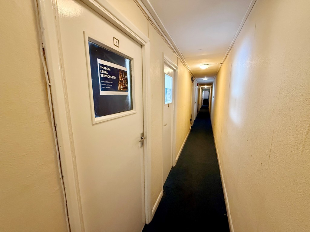 Lot: 15 - BUSINESS CENTRE FOR INVESTMENT WITH LAPSED PLANNING FOR 12 FLATS - Hallway